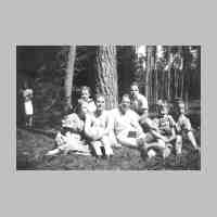 011-0201 Am Muttertag, am 21. Mai 1939, mit den Podollern im Wald. Familie Gerti von Frantzius und Familie Elisabeth Wiesner. .jpg